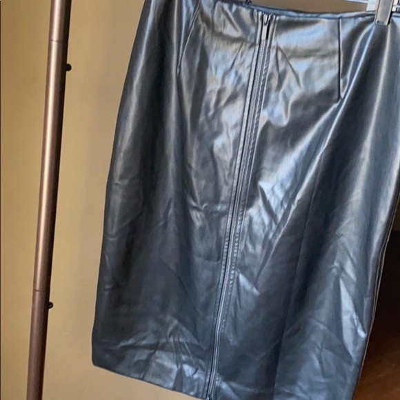 Halogen Faux Leather Zipper Back Midi Skirt Size 12 - Picture 7 of 7
